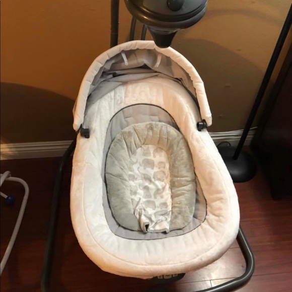 Graco baby swing & Disney play & sing rocker - Picture 2 of 3